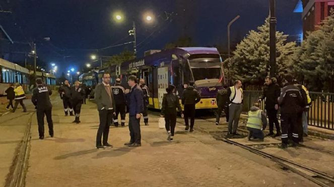 Cevizlibağ’da tramvay raydan çıktı, seferler İETT otobüsleri ile yapıldı - Resim : 1