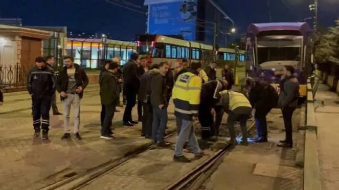 Cevizlibağ’da tramvay raydan çıktı, seferler İETT otobüsleri ile yapıldı - Resim : 2