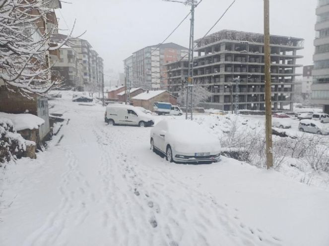 Nisan karı 80 köy yolunu kapattı - Resim : 1