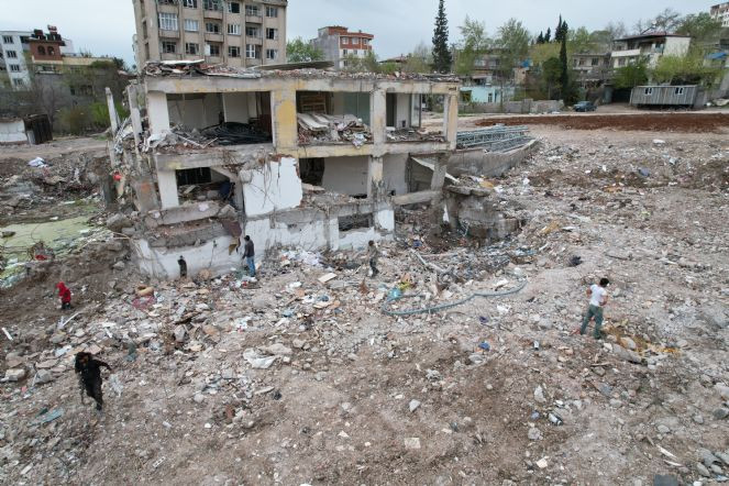 Depremde yıkılan bina demirleri geçim kapısı oldu - Resim : 1