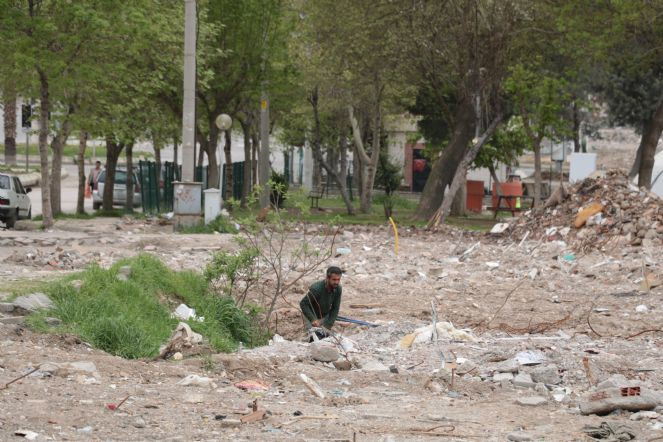 Depremde yıkılan bina demirleri geçim kapısı oldu - Resim : 3