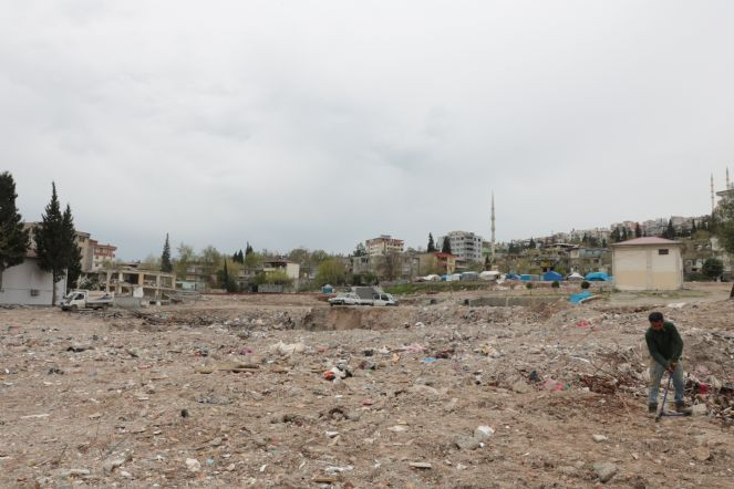 Depremde yıkılan bina demirleri geçim kapısı oldu - Resim : 5