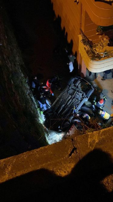 15 metrelik apartman boşluğuna aracını uçurdu - Resim : 1