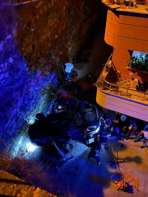 15 metrelik apartman boşluğuna aracını uçurdu - Resim : 3