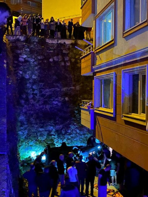 15 metrelik apartman boşluğuna aracını uçurdu - Resim : 5