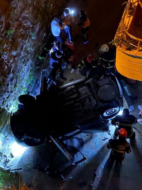 15 metrelik apartman boşluğuna aracını uçurdu - Resim : 6