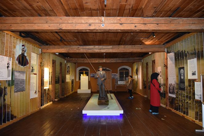 Cumhuriyet dönemi eserleriyle tarihi yaşatıyorlar - Resim : 3