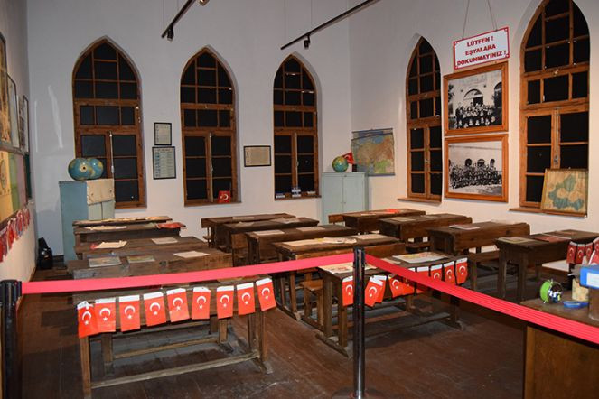 Cumhuriyet dönemi eserleriyle tarihi yaşatıyorlar - Resim : 5