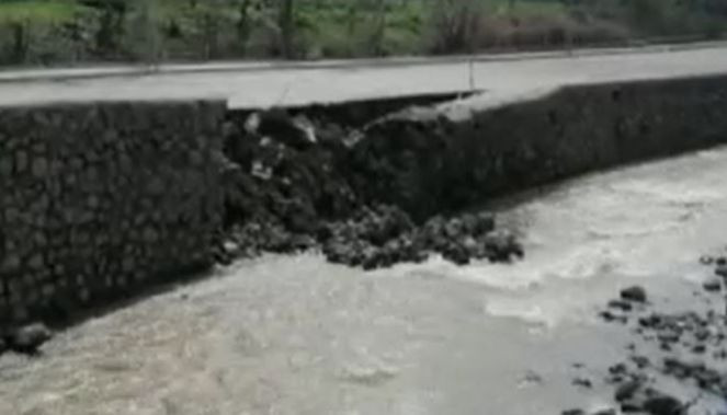 Azgın dere istinat duvarını çökertti (15 Nisan 2023) - Resim : 1