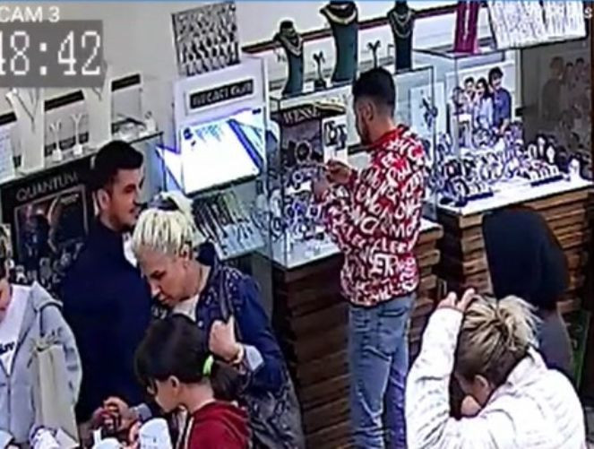 Arkadaşının çaldığı saati geri verdi - Resim : 1