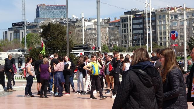 Sıcak havayı fırsat bilenler Taksim’e akın etti - Resim : 1