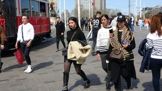 Sıcak havayı fırsat bilenler Taksim’e akın etti - Resim : 10