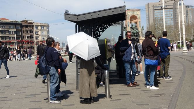 Sıcak havayı fırsat bilenler Taksim’e akın etti - Resim : 3