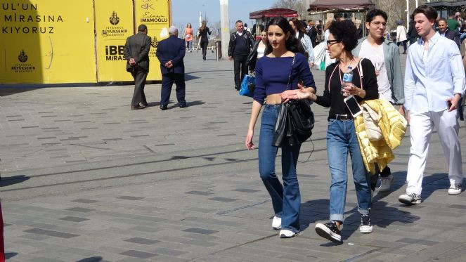 Sıcak havayı fırsat bilenler Taksim’e akın etti - Resim : 5