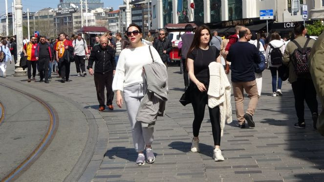 Sıcak havayı fırsat bilenler Taksim’e akın etti - Resim : 6
