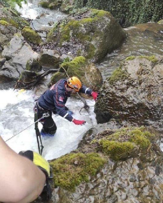 Dereye düşen kızını kurtarmak isterken ikisi de boğuldu - Resim : 2