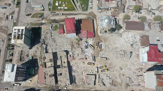 Kahramanmaraş'ta bina yıkım ve enkaz kaldırma çalışmaları 18 mahallede devam ediyor - Resim : 1