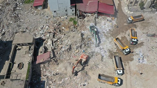 Kahramanmaraş'ta bina yıkım ve enkaz kaldırma çalışmaları 18 mahallede devam ediyor - Resim : 2