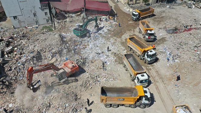 Kahramanmaraş'ta bina yıkım ve enkaz kaldırma çalışmaları 18 mahallede devam ediyor - Resim : 3