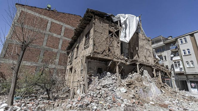 106 yıllık bina yan binanın çökmesiyle hasar gördü - Resim : 3