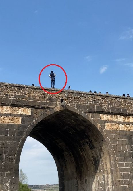 Ölümü hiçe saydı! Tarihi On Gözlü Köprüsü'ndeki hareketi şaşkına çevirdi - Resim : 3