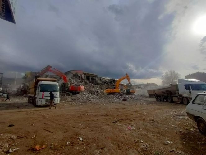 Malatya'da acil yıkılacak ve yıkık bina enkazının yüzde 70'i kaldırıldı - Resim : 4