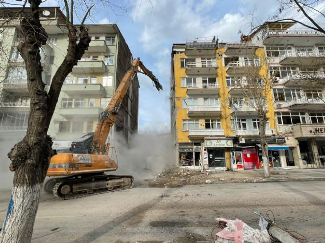 Malatya'da acil yıkılacak ve yıkık bina enkazının yüzde 70'i kaldırıldı - Resim : 5