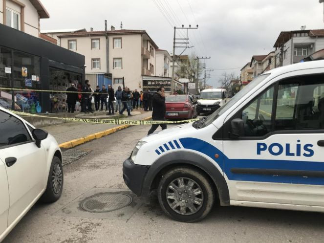 Yol verme kavgası kanlı bitti: Otomobildeki 2 kişi silahla yaralandı - Resim : 4