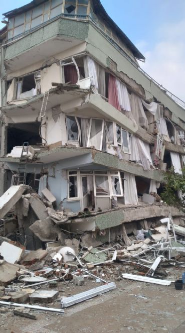 Depremzedenin yıkık evi