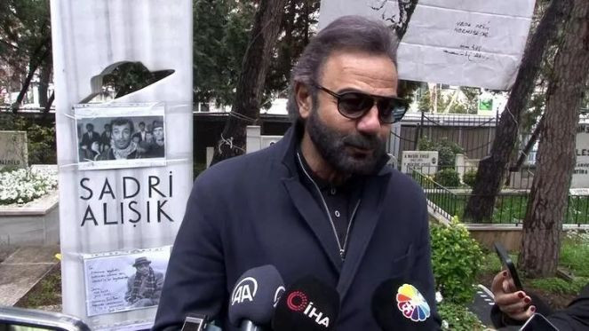 Sadri Alışık 98'inci doğum gününde mezarı başında anıldı - Resim : 2