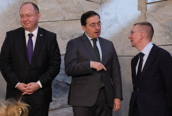 NATO Dışişleri Bakanları aile fotoğrafı çektirdi - Resim : 2