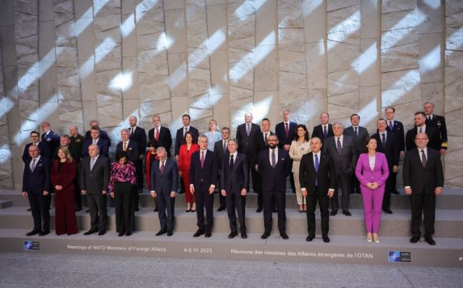 NATO Dışişleri Bakanları aile fotoğrafı çektirdi - Resim : 4