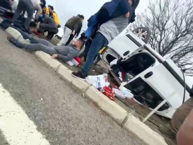 Elektrik direğine çarpan otomobildeki 5 kişi yaralandı - Resim : 2