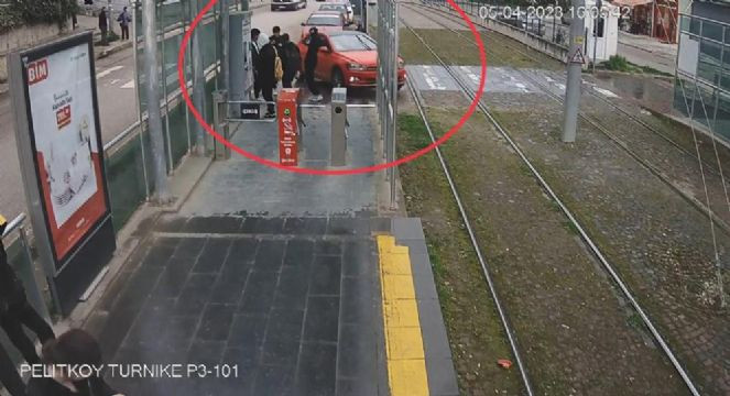 Kontrolden çıkan otomobil tramvay durağına daldı - Resim : 1