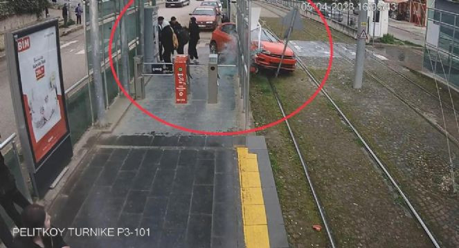 Kontrolden çıkan otomobil tramvay durağına daldı - Resim : 2