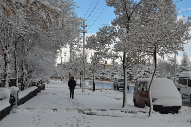 Erzurum'a bahar değil kar geldi. Kent beyaza büründü - Resim : 2