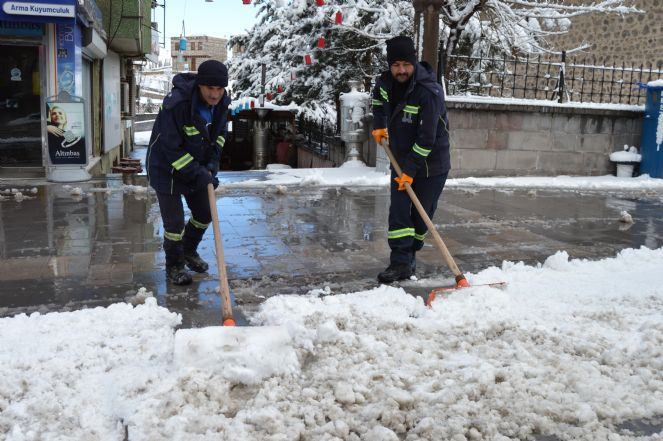 Erzurum'a bahar değil kar geldi. Kent beyaza büründü - Resim : 3