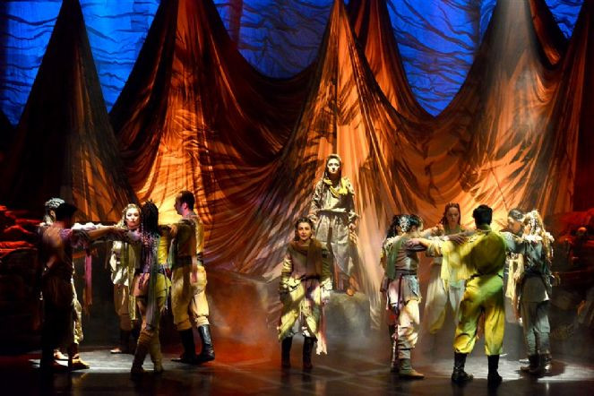 Erzurum Devlet Tiyatrosu 'Ana-dolu' ile ayakta alkışlandı - Resim : 2