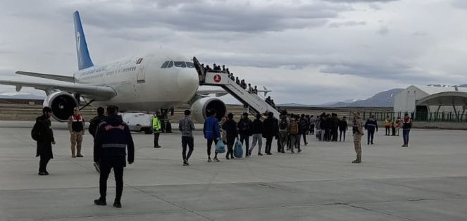 227 Afgan göçmen, uçakla ülkelerine gönderildi - Resim : 1