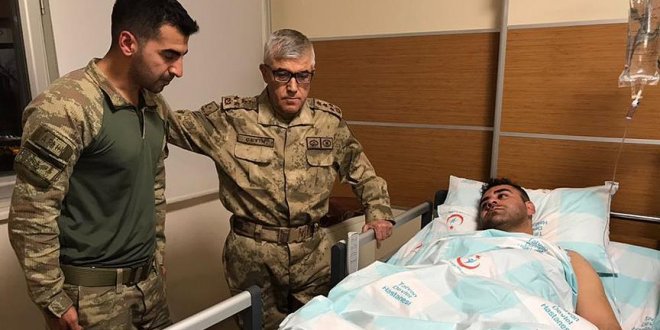 Yaralanan askerleri hastanede ziyaret etti