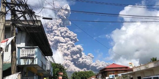 Filipinler'de yanardağ patladı