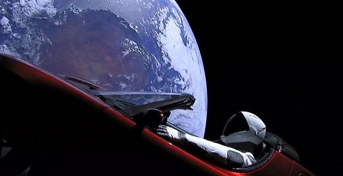 Uzaya gönderdiği Tesla'nın fotoğrafını paylaştı