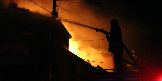 Yangın bayramda 3 aileyi evsiz bıraktı