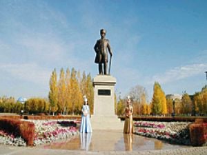 Kazakistan'a Atatürk heykeli