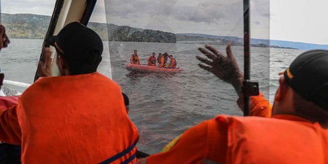 Endonezya'da tekne alabora oldu: 178 kayıp