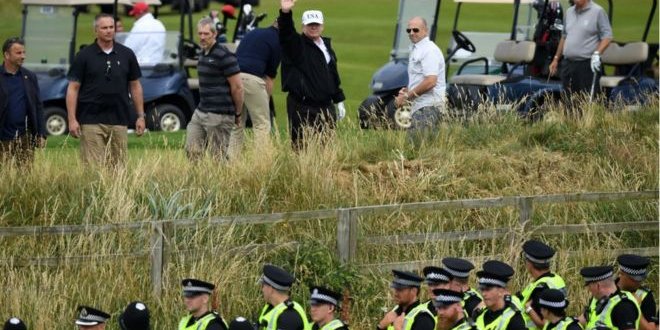Trump, protestolara rağmen golf oynadı