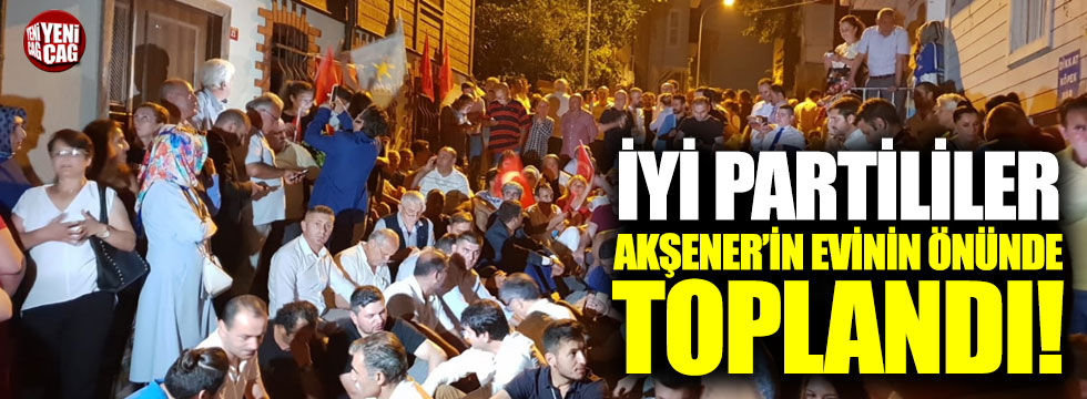 İYİ Partililer Akşener'in evinin önünde toplandı