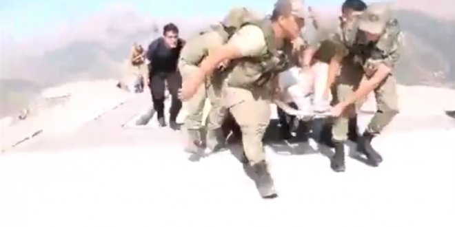 Hakkari'deki kazada yaralananları asker taşıdı