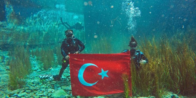 AKP'li Günay su altında Türk bayrağı açtı