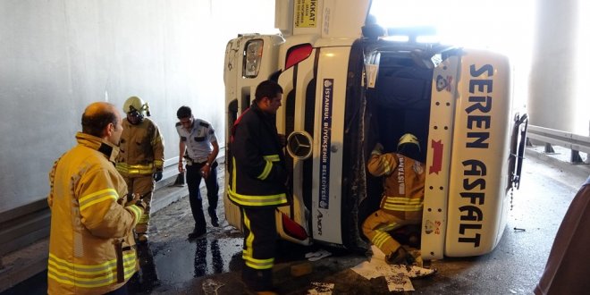 Hafriyat kamyonu devrildi: Trafik kilit